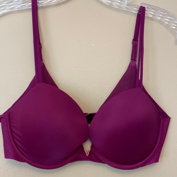Victoria Secret Push Up Bra with front jeweled V. Size 34C
C - Picture 3 of 9